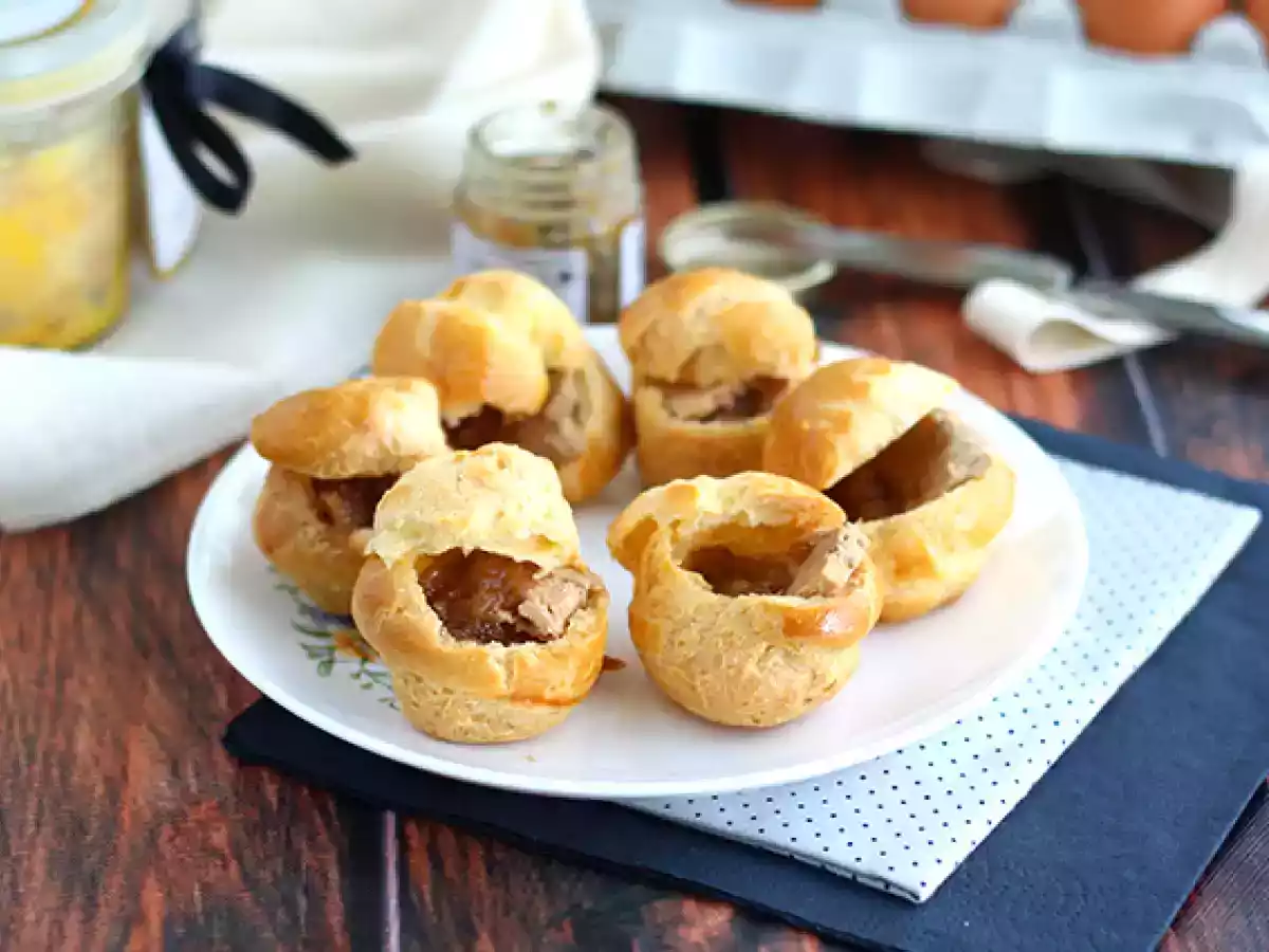 Choux med foie gras och konfiterad lök