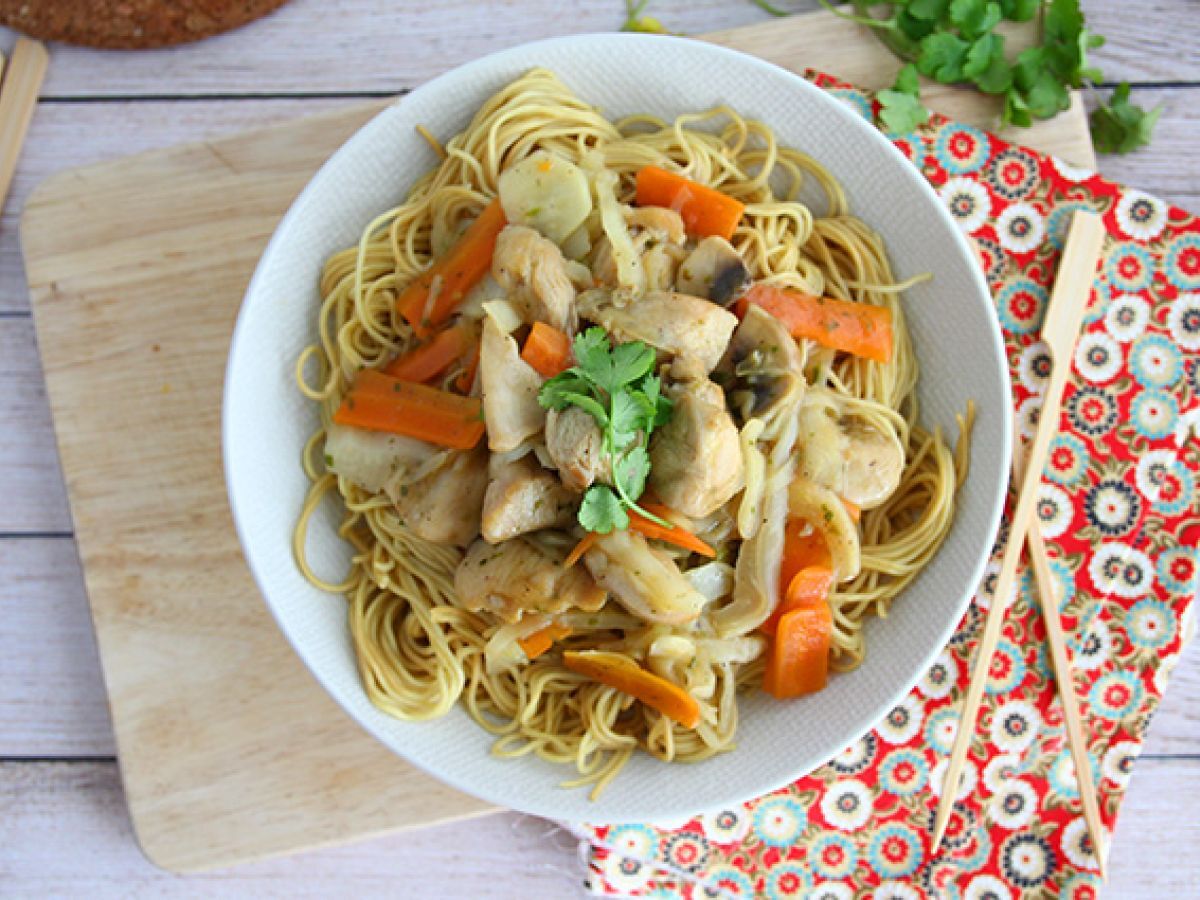 Chow mein (chao men), kinesiska nudlar med kyckling och grönsaker - foto 3