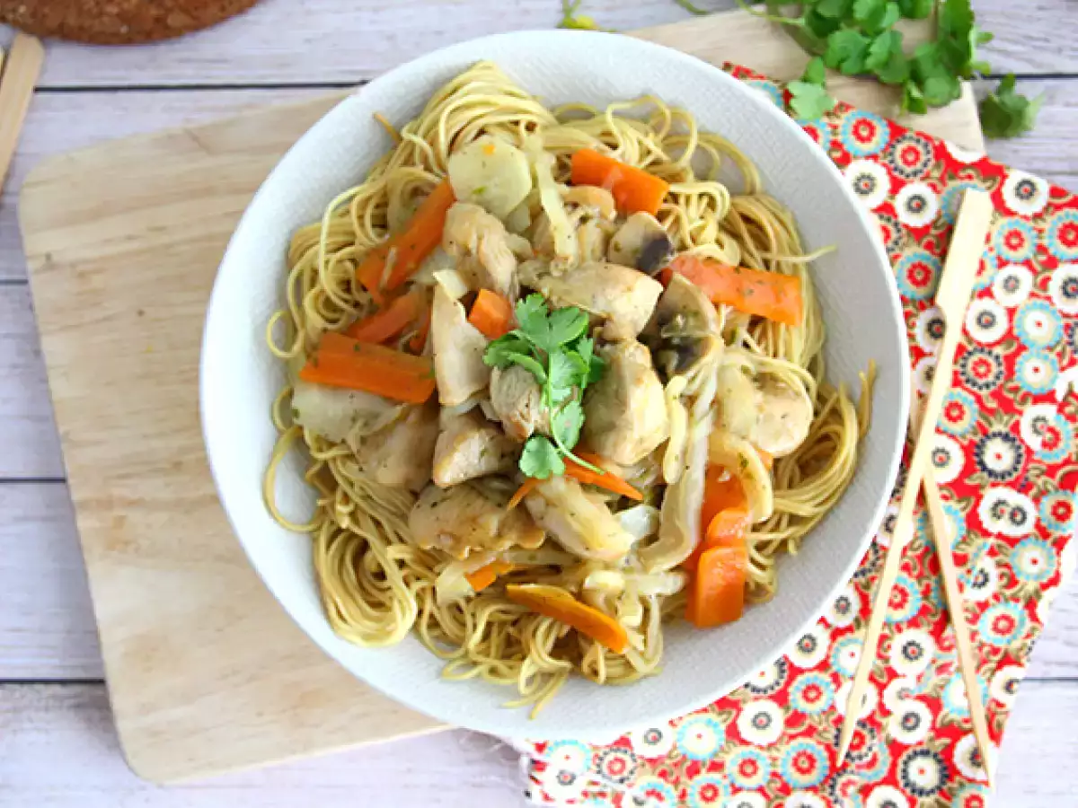 Chow mein (chao men), kinesiska nudlar med kyckling och grönsaker - foto 3
