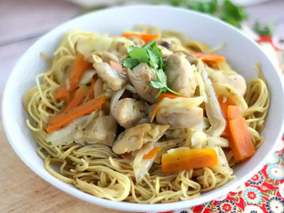 Chow mein (chao men), kinesiska nudlar med kyckling och grönsaker - foto 4