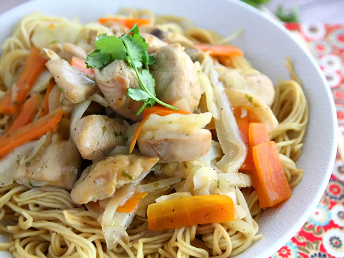 Chow mein med kyckling och grönsaker – kinesiska nudlar - foto 2