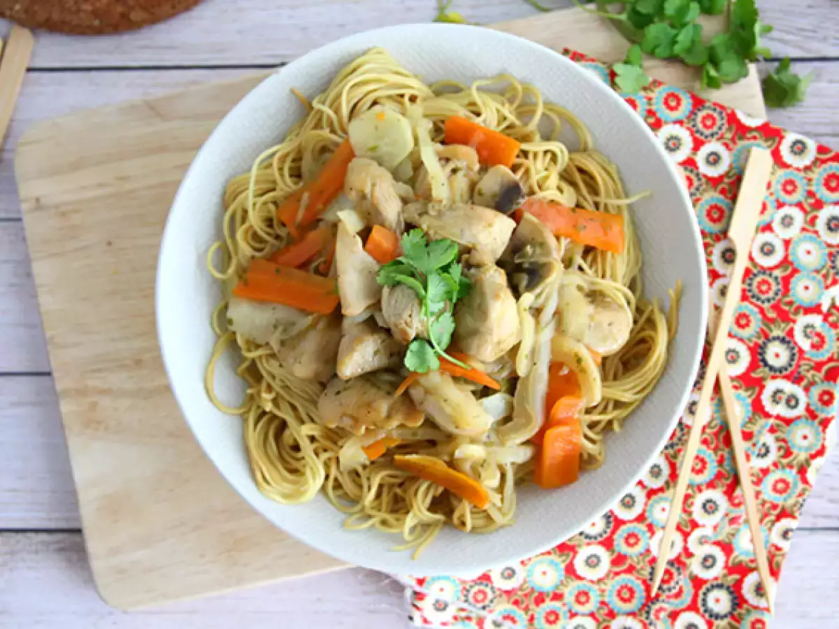 Chow mein med kyckling och grönsaker – kinesiska nudlar - foto 3
