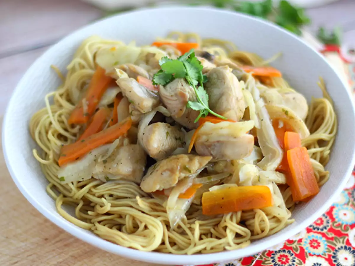 Chow mein med kyckling och grönsaker – kinesiska nudlar - foto 4