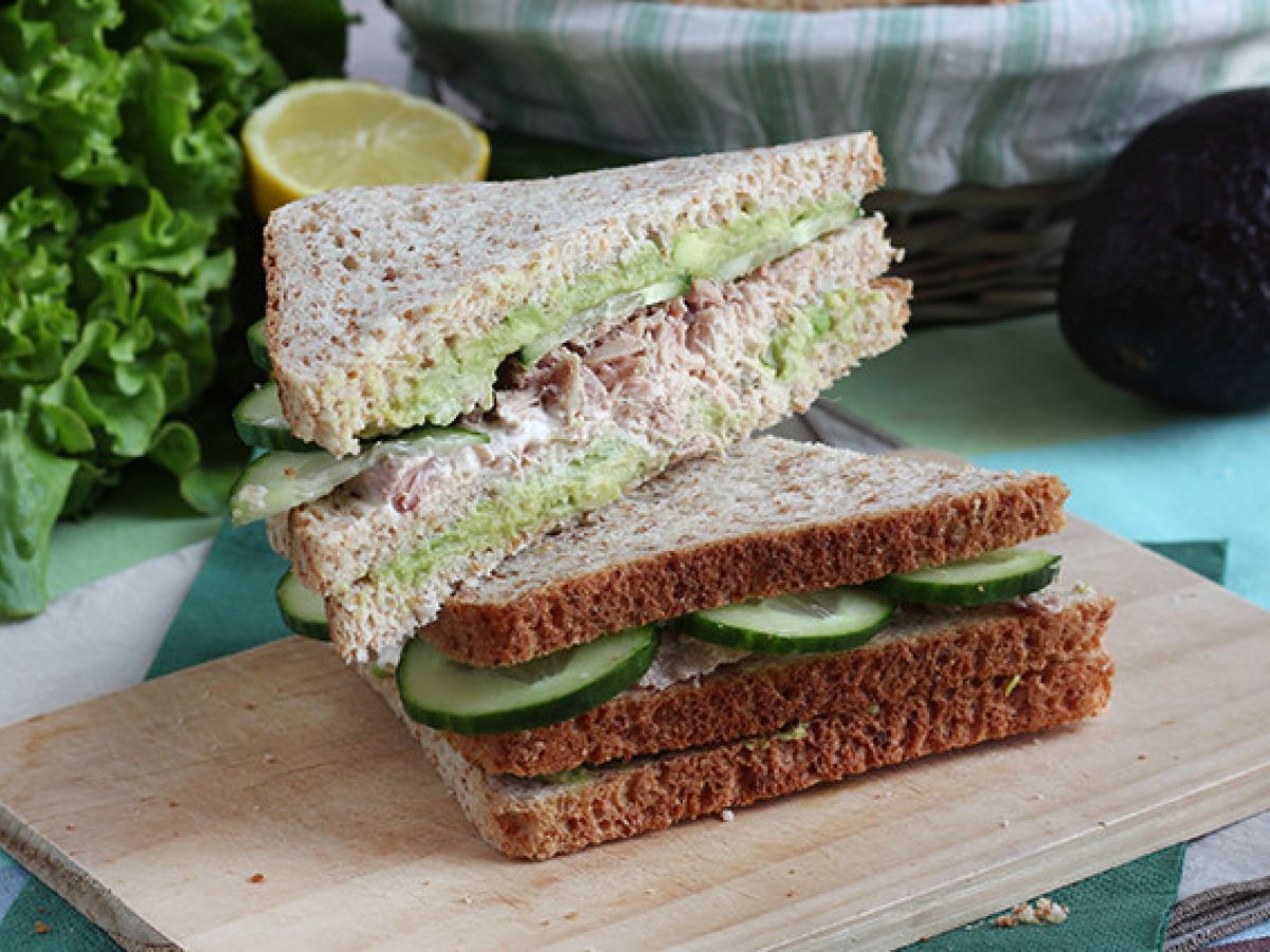 Club sandwich med tonfisk och avokado