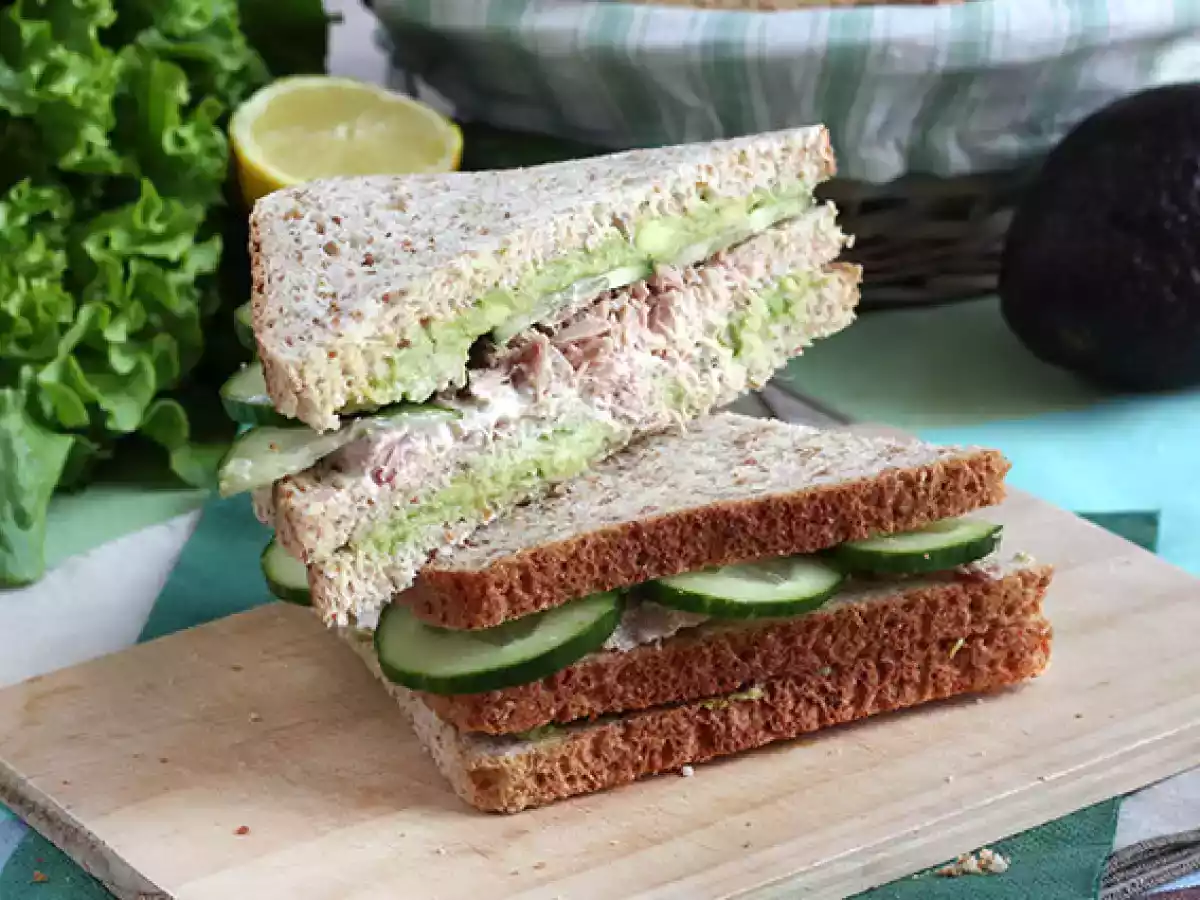 Club sandwich med tonfisk och avokado