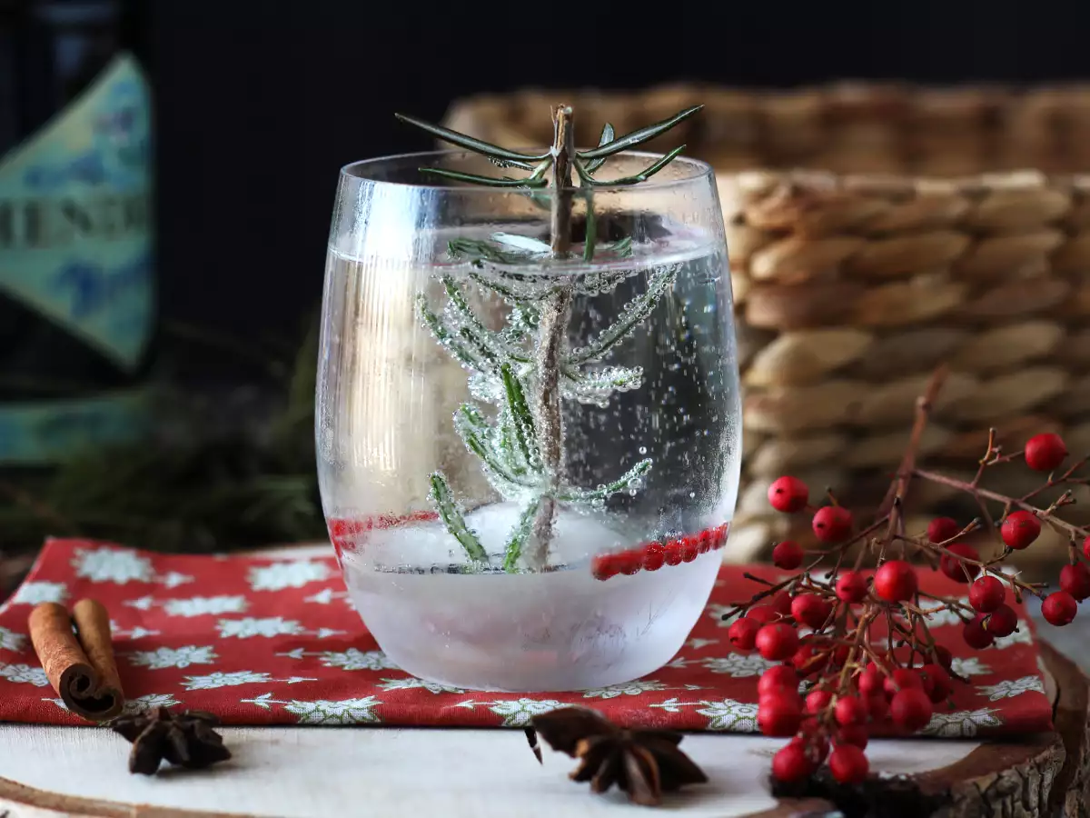 Cocktail med en snötäckt minigran i glaset
