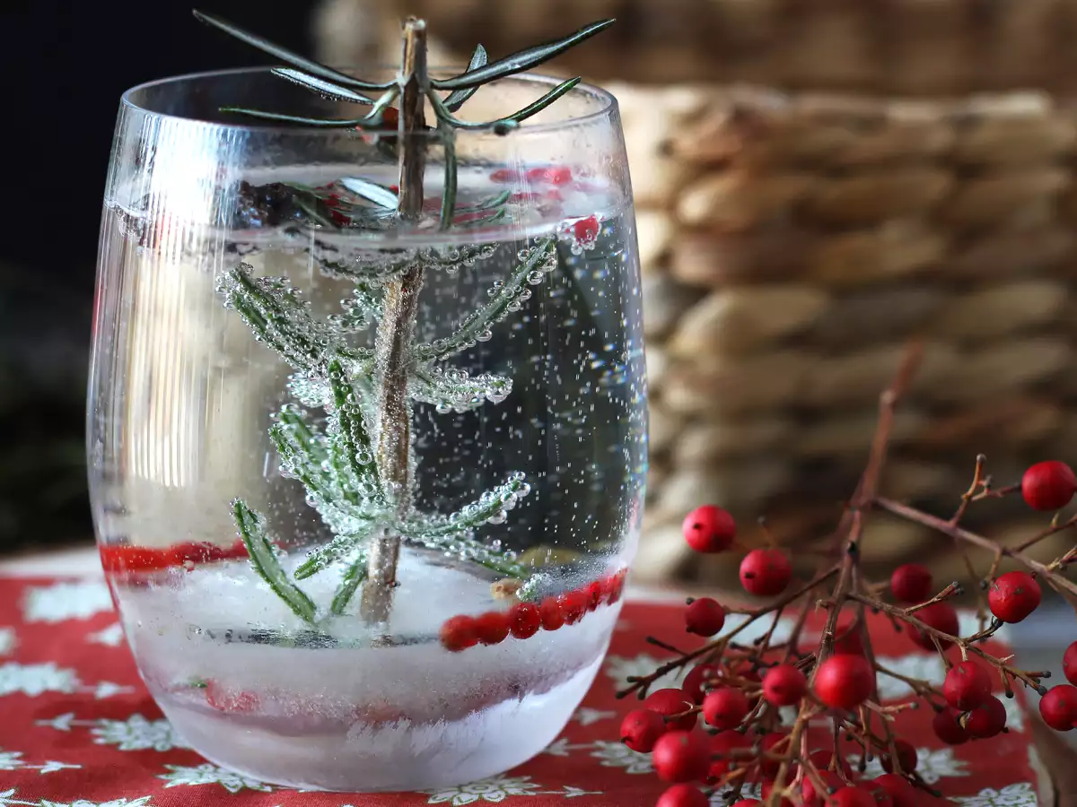 Cocktail med en snötäckt minigran i glaset - foto 3