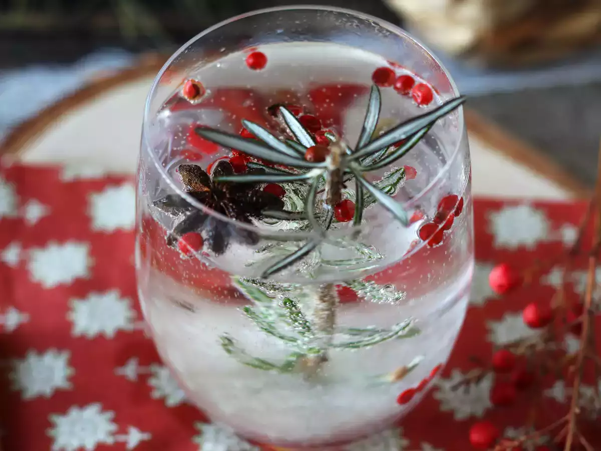 Cocktail med en snötäckt minigran i glaset - foto 4