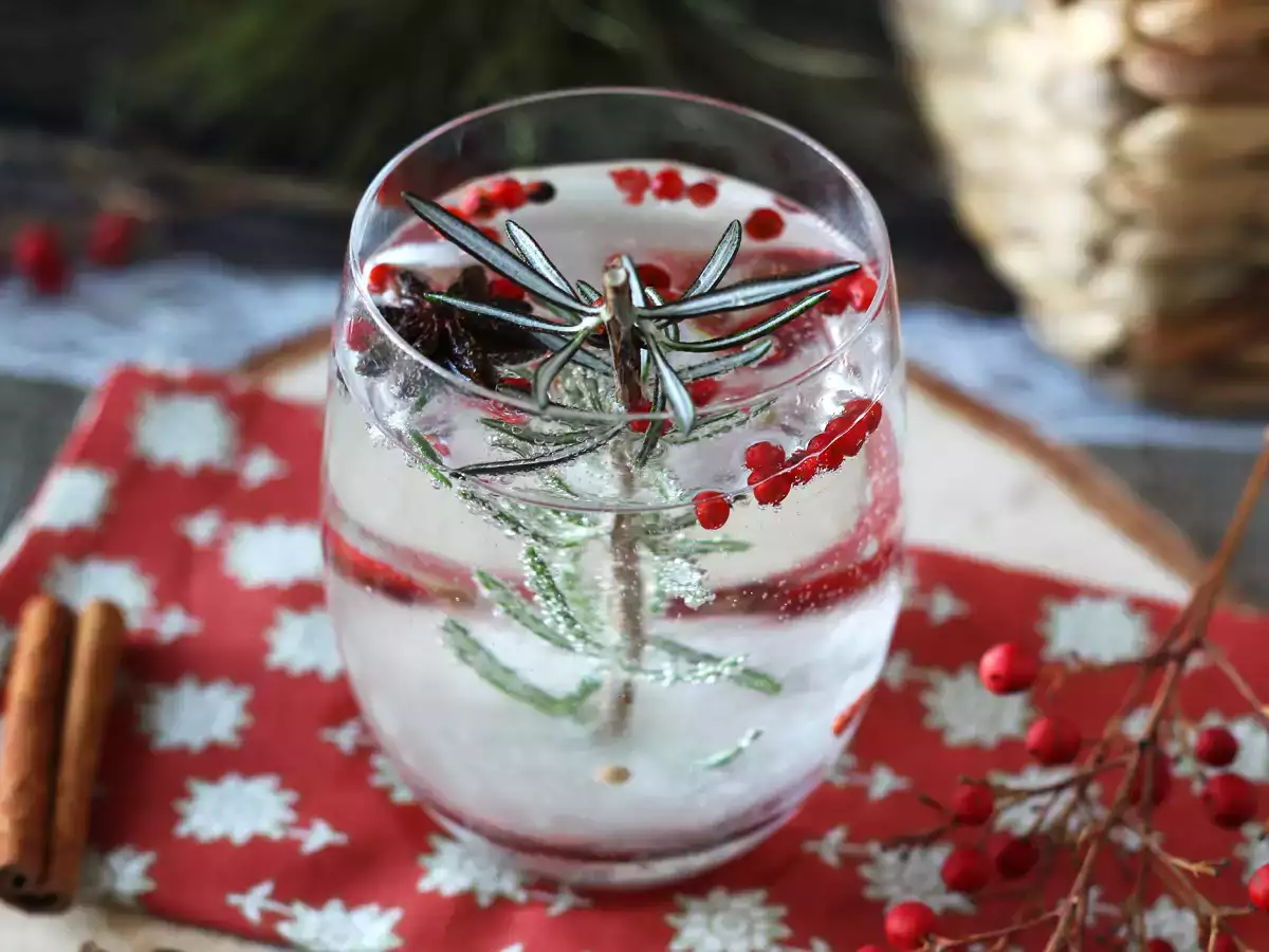 Cocktail med en snötäckt minigran i glaset - foto 5