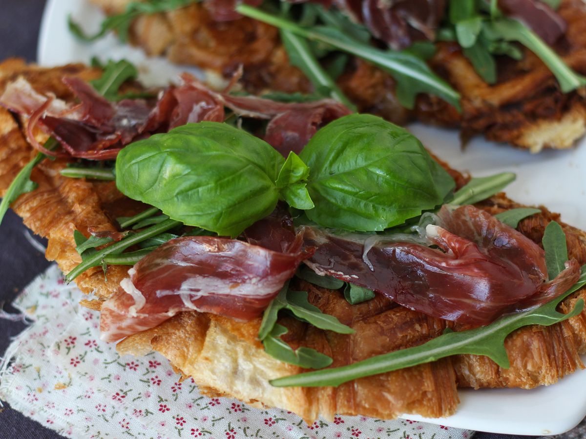 Croffle, en våffelliknande croissant med fikonmarmelad, getost och iberisk skinka