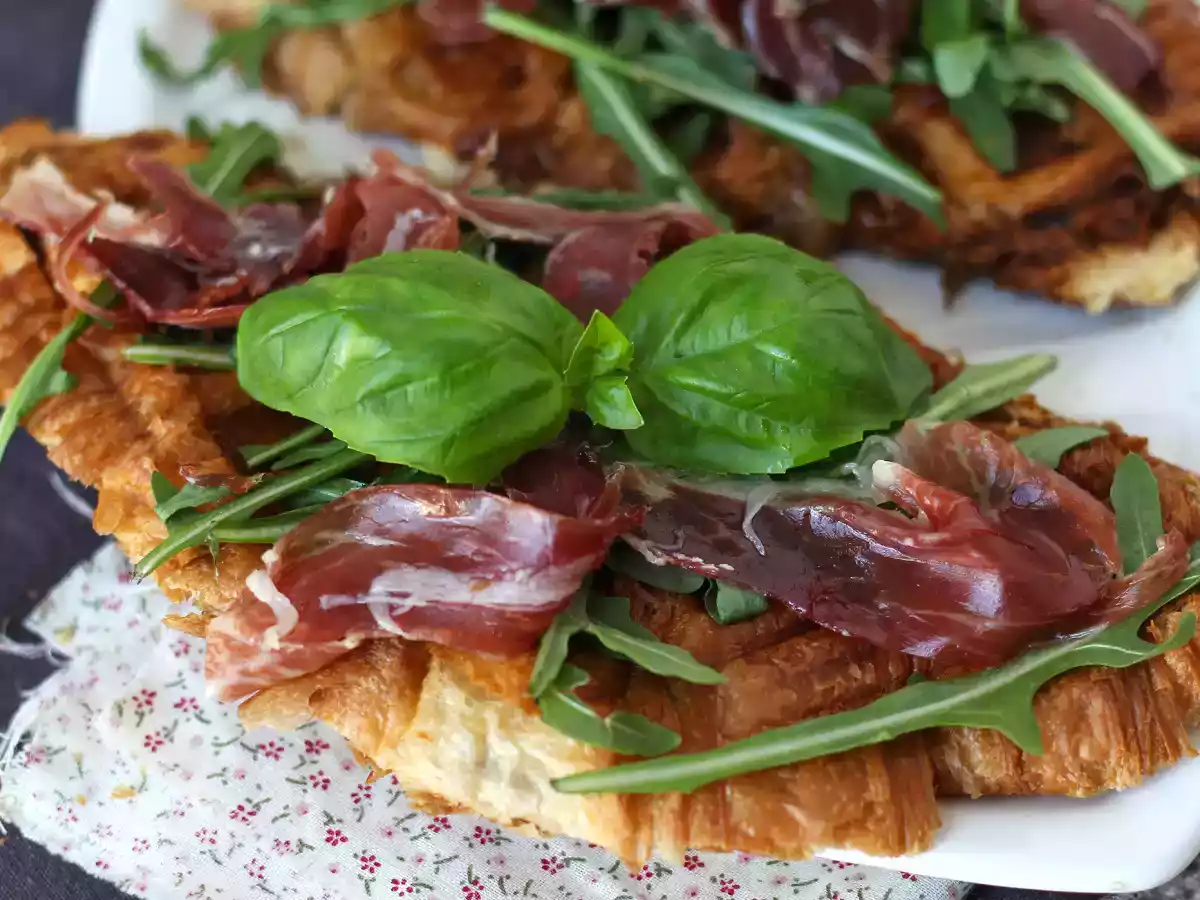 Croffle, en våffelliknande croissant med fikonmarmelad, getost och iberisk skinka