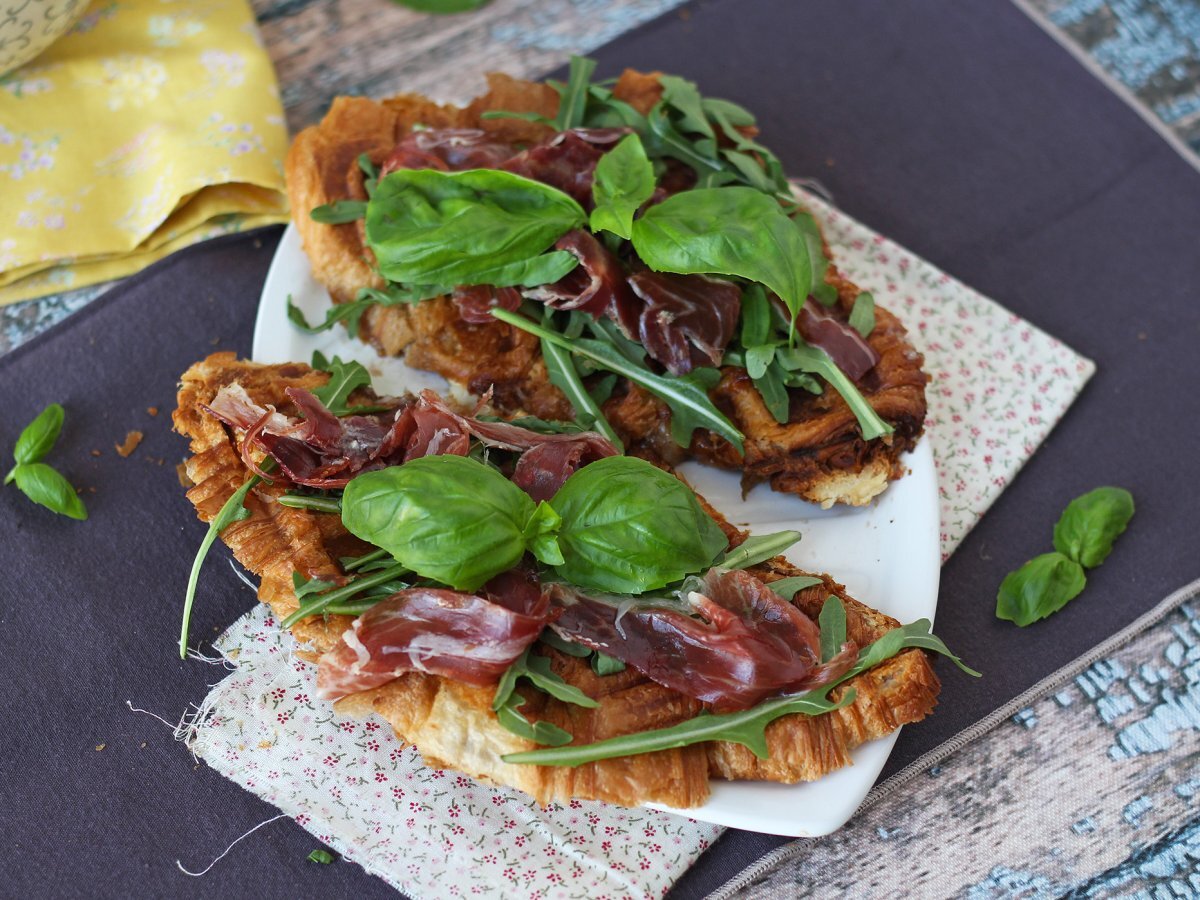 Croffle, en våffelliknande croissant med fikonmarmelad, getost och iberisk skinka - foto 3