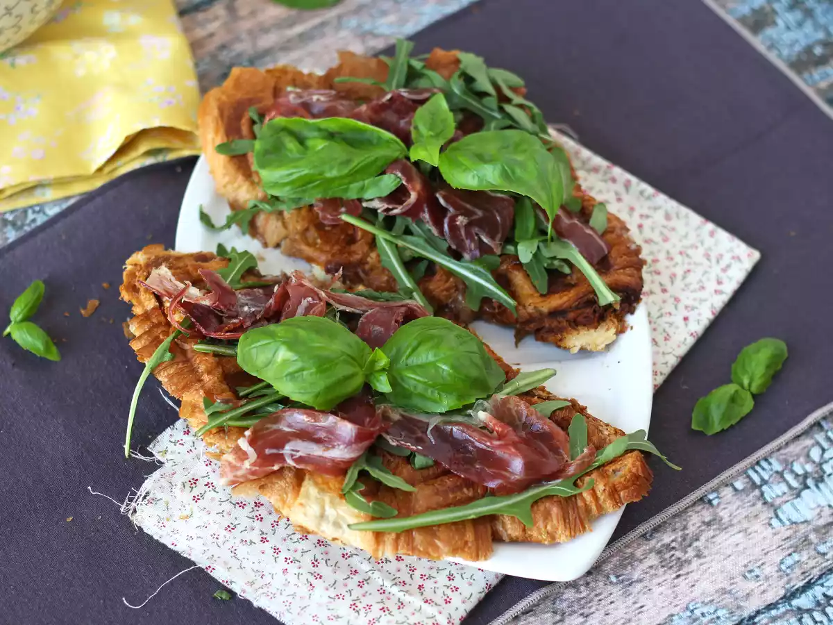 Croffle, en våffelliknande croissant med fikonmarmelad, getost och iberisk skinka - foto 3