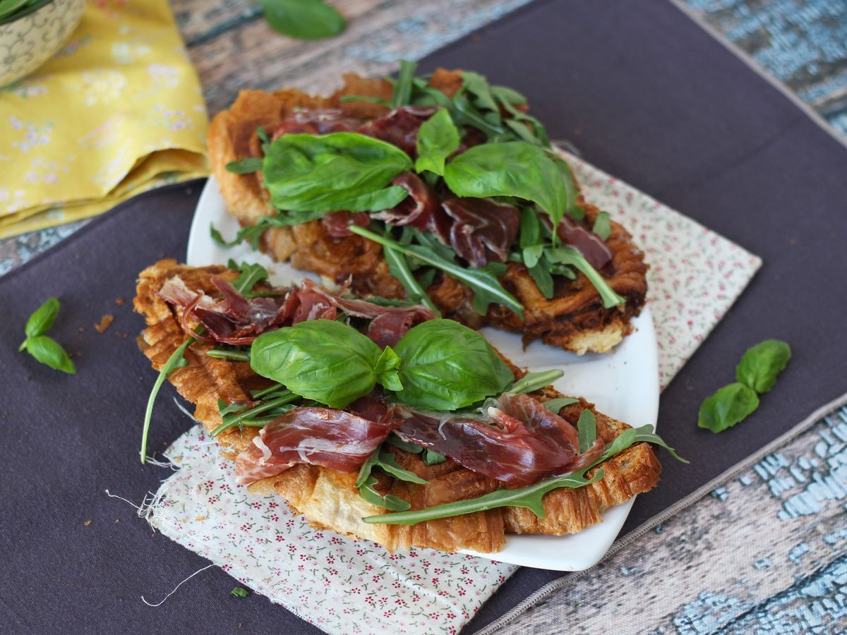 Croffle, en våffelliknande croissant med fikonmarmelad, getost och iberisk skinka - foto 4