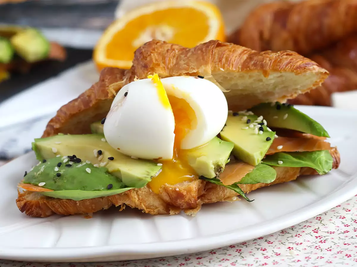 Croissantsmörgås till brunch