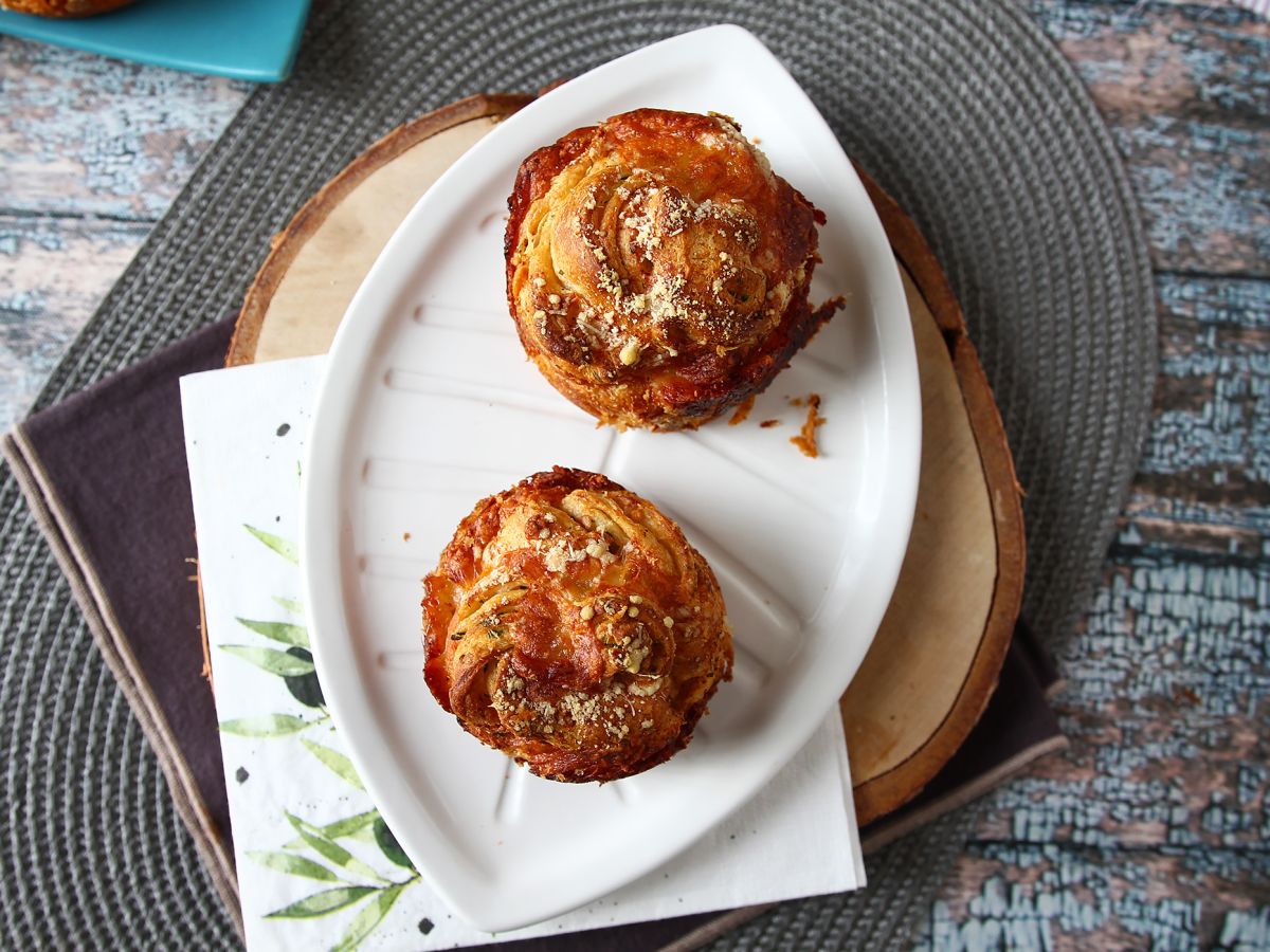 Cruffins, en kombination av croissant och muffins, i det här fallet med parmesan- och mozzarellaost. - foto 2