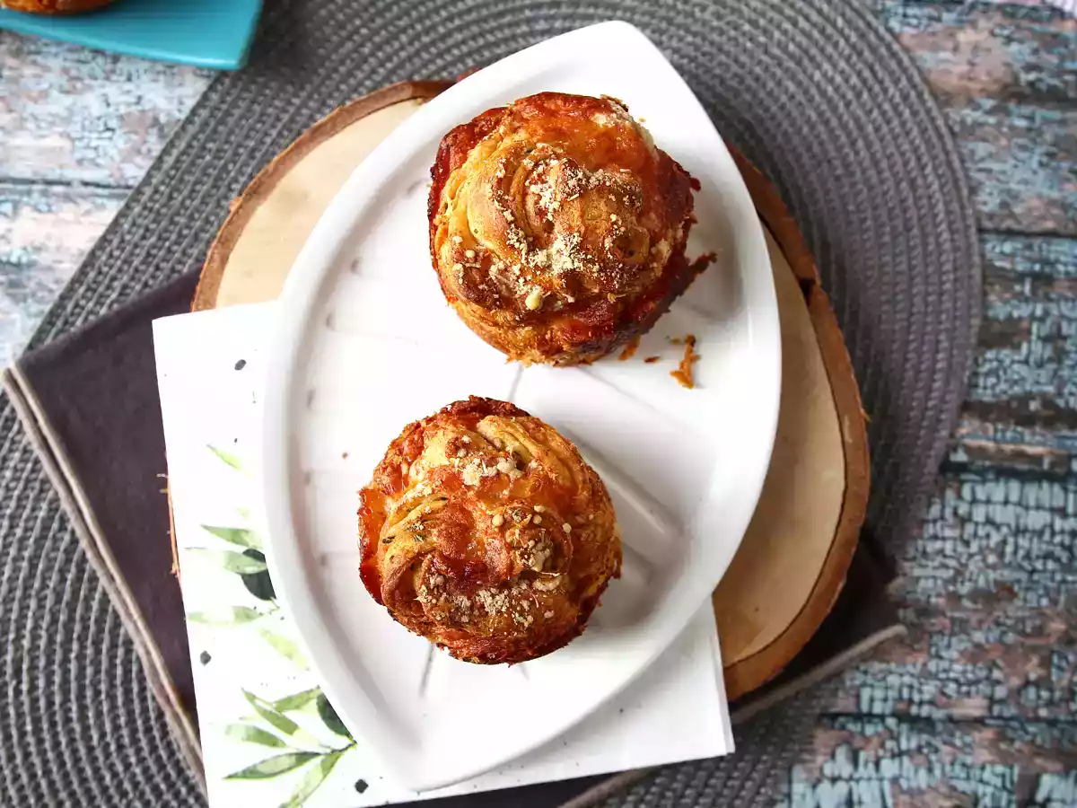 Cruffins, en kombination av croissant och muffins, i det här fallet med parmesan- och mozzarellaost. - foto 2