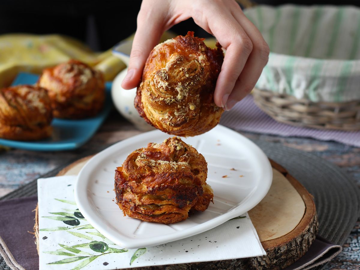 Cruffins, en kombination av croissant och muffins, i det här fallet med parmesan- och mozzarellaost. - foto 3