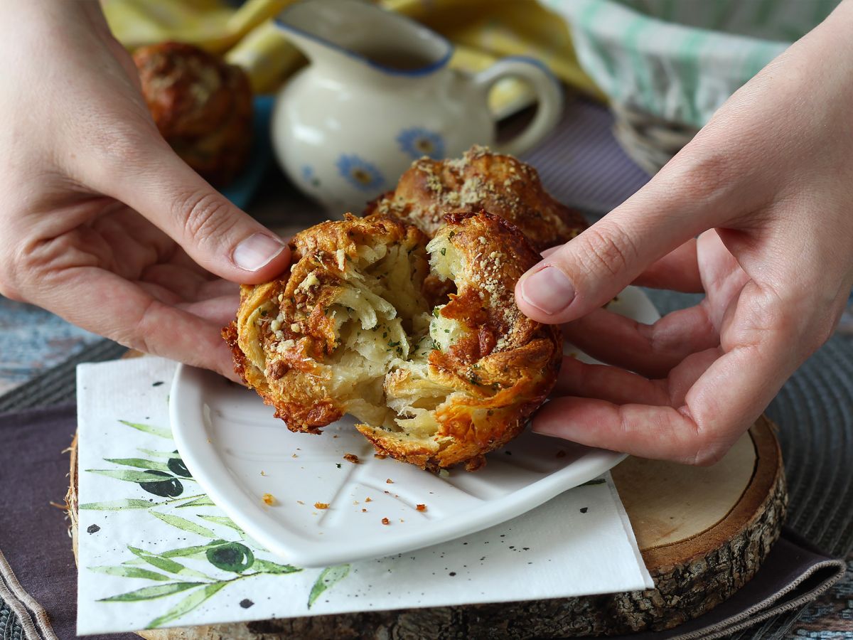 Cruffins, en kombination av croissant och muffins, i det här fallet med parmesan- och mozzarellaost. - foto 6