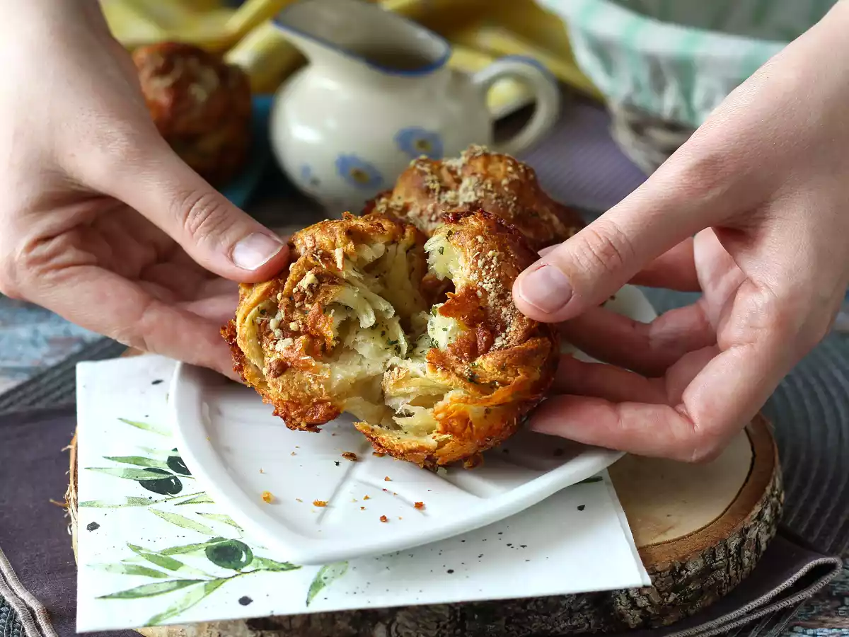 Cruffins, en kombination av croissant och muffins, i det här fallet med parmesan- och mozzarellaost. - foto 6