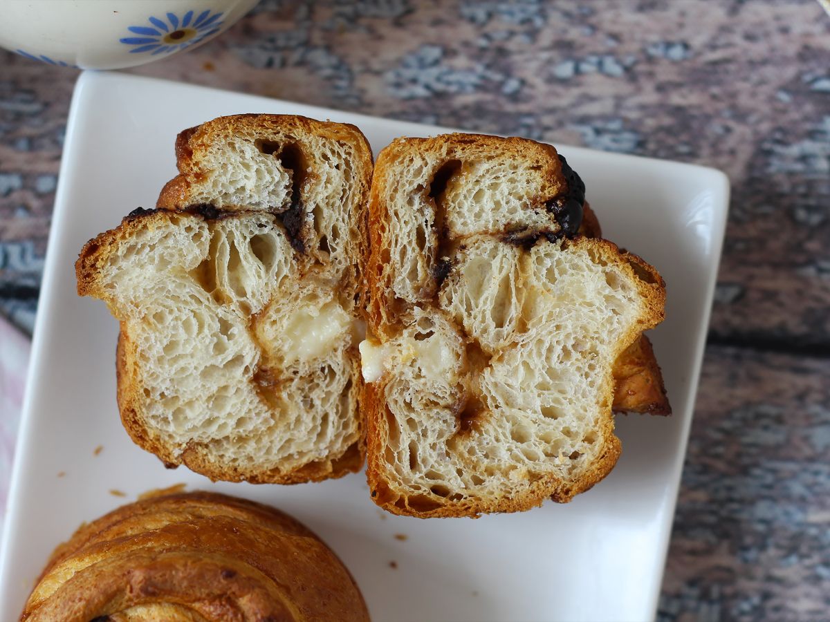 Cruffins, en kombination av en croissant och en muffins, med vaniljsås och choklad - foto 2