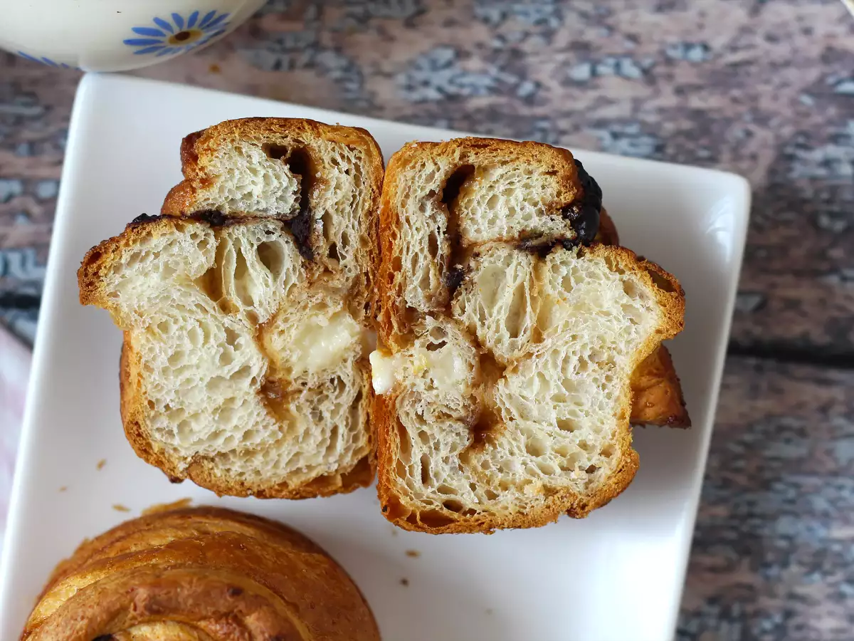 Cruffins, en kombination av en croissant och en muffins, med vaniljsås och choklad - foto 2