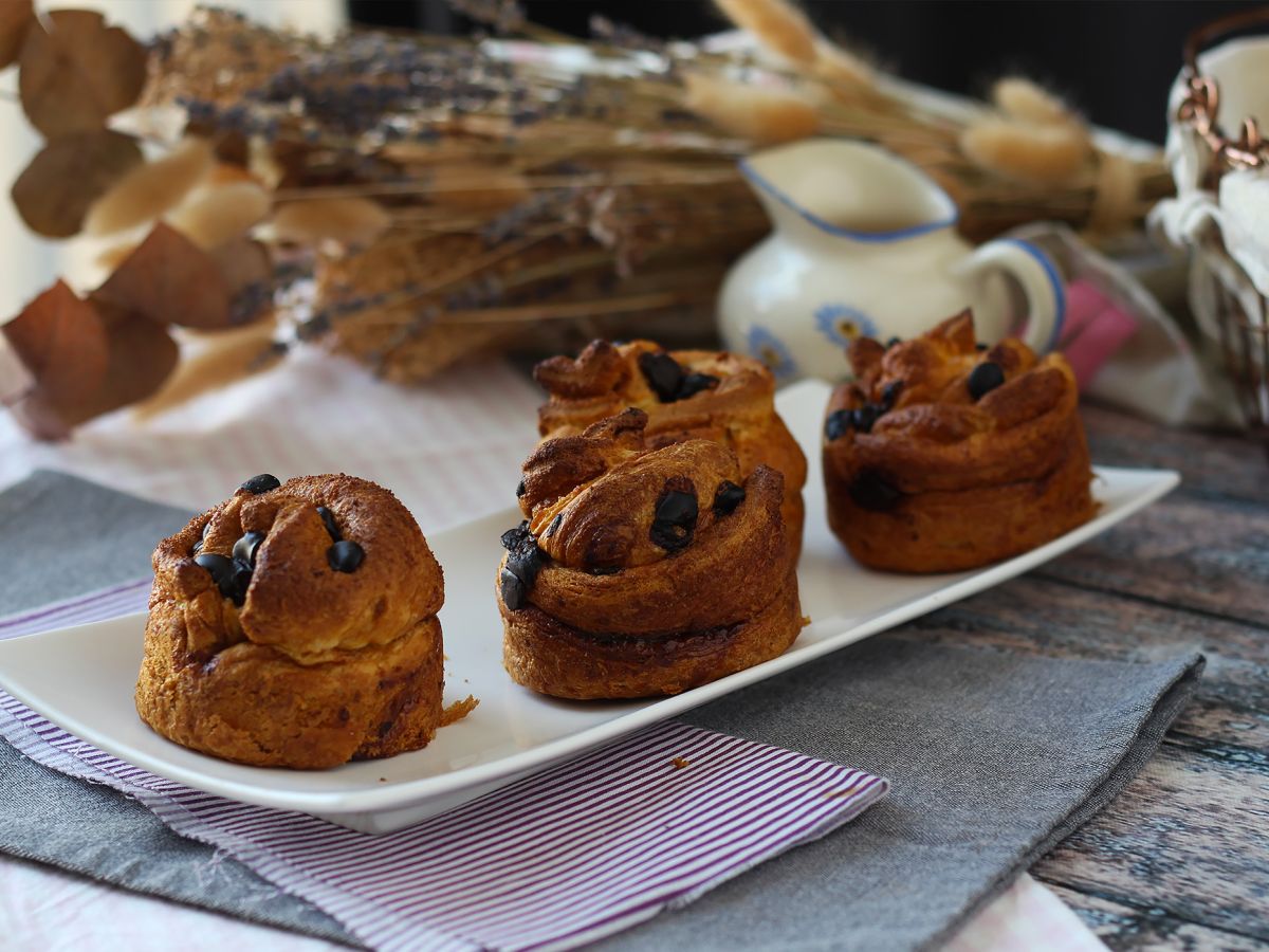 Cruffins, en kombination av en croissant och en muffins, med vaniljsås och choklad - foto 3