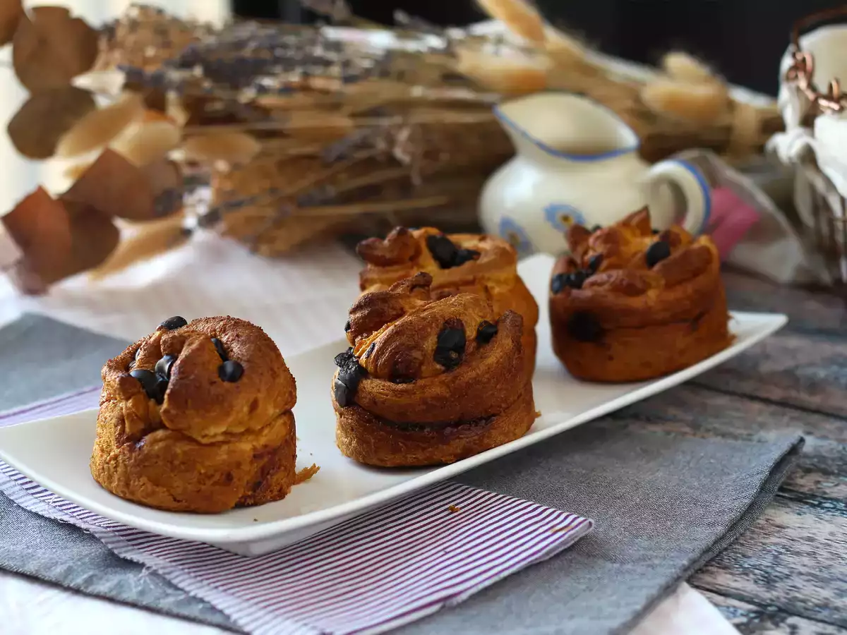 Cruffins, en kombination av en croissant och en muffins, med vaniljsås och choklad - foto 3