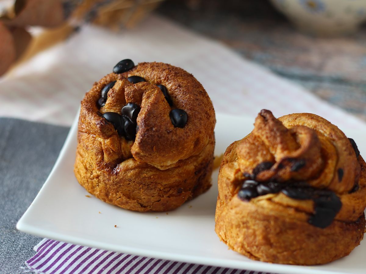 Cruffins, en kombination av en croissant och en muffins, med vaniljsås och choklad - foto 4