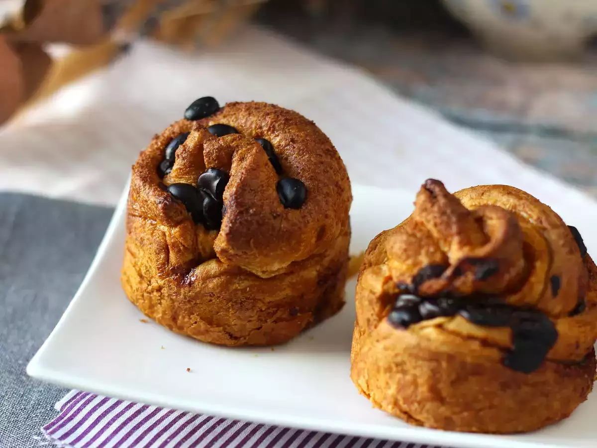 Cruffins, en kombination av en croissant och en muffins, med vaniljsås och choklad - foto 4