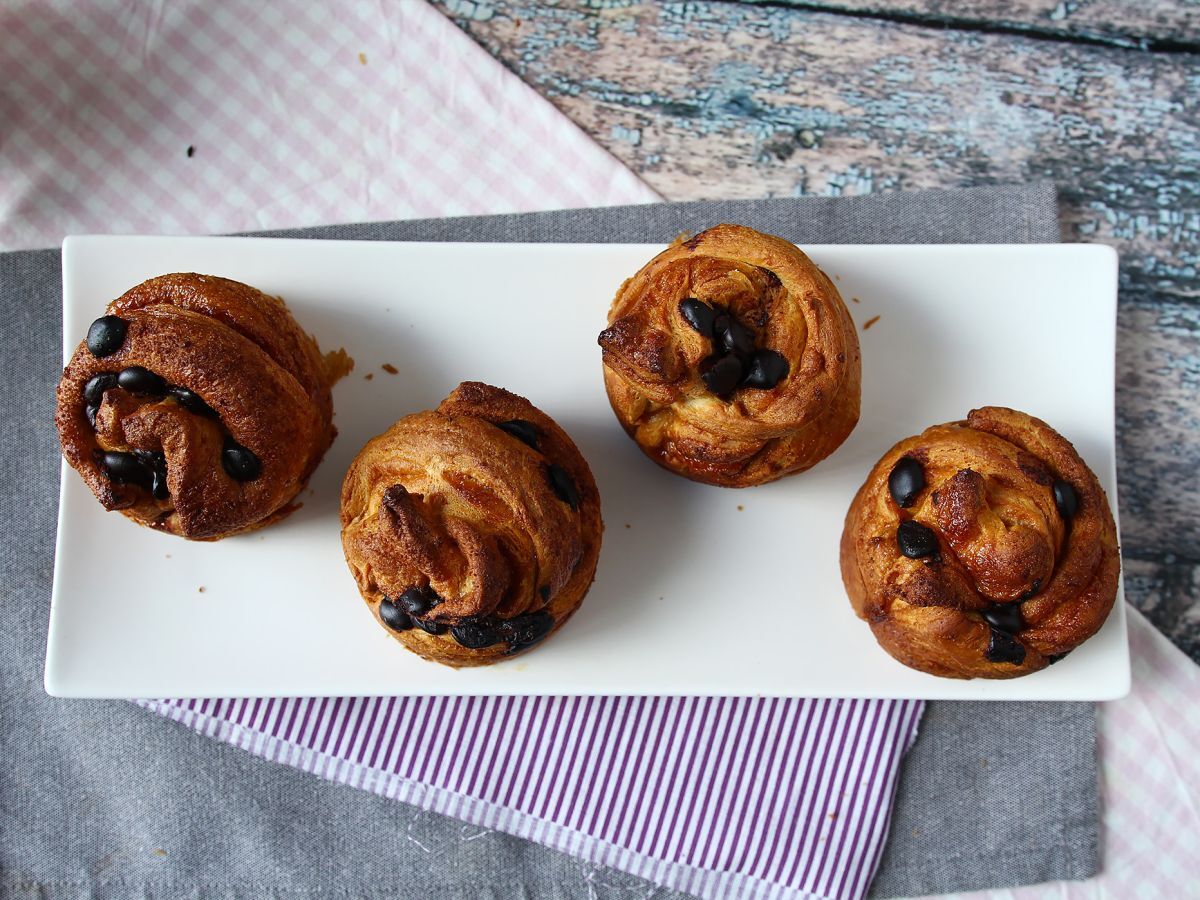 Cruffins, en kombination av en croissant och en muffins, med vaniljsås och choklad - foto 5