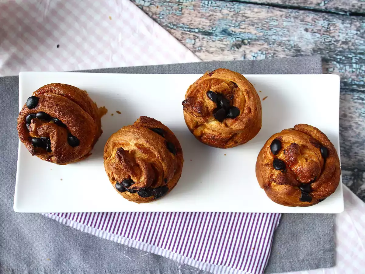 Cruffins, en kombination av en croissant och en muffins, med vaniljsås och choklad - foto 5