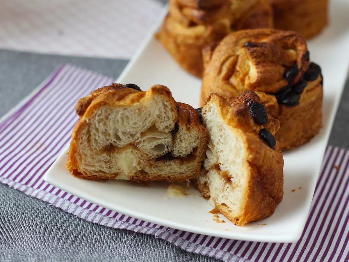 Cruffins, en kombination av en croissant och en muffins, med vaniljsås och choklad - foto 6