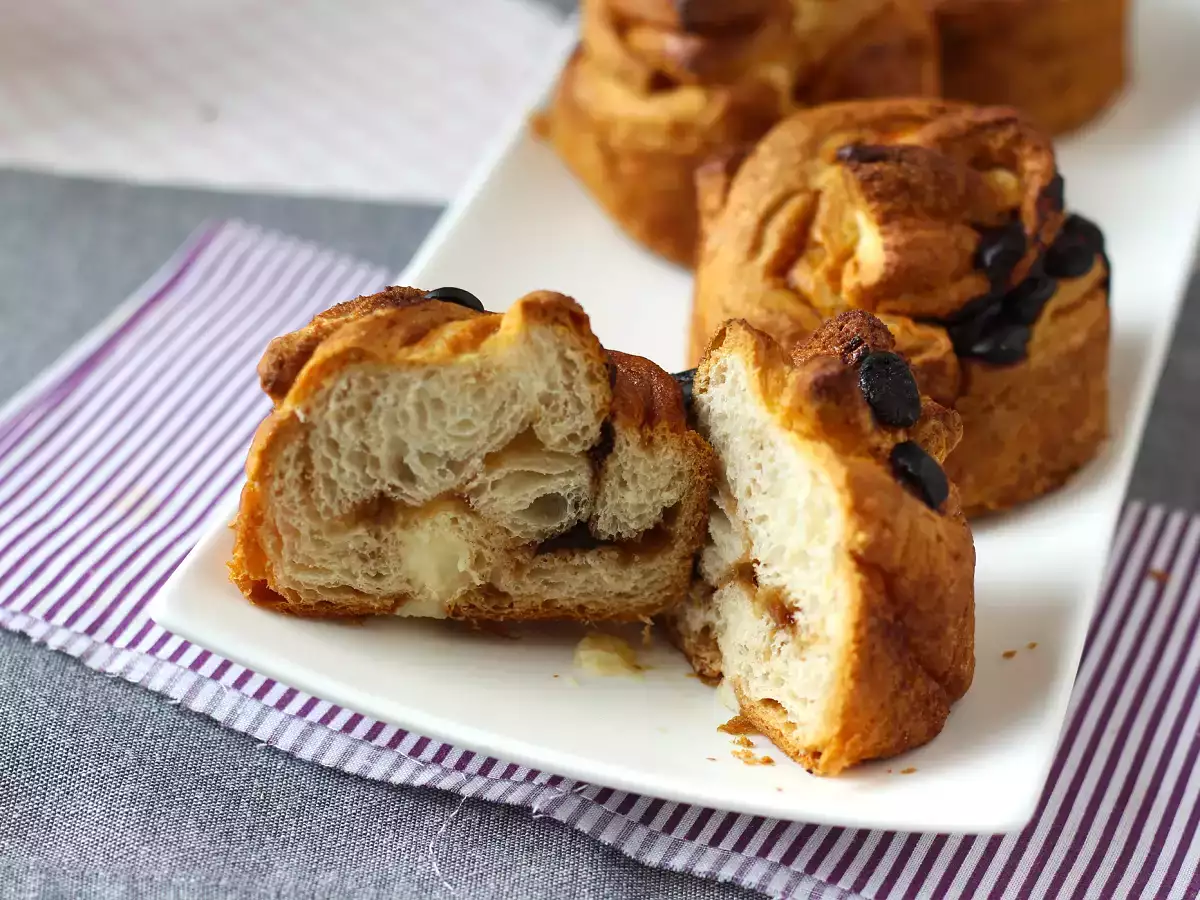 Cruffins, en kombination av en croissant och en muffins, med vaniljsås och choklad - foto 6