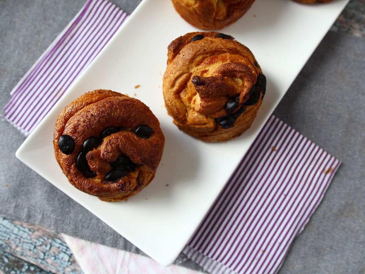 Cruffins, en kombination av en croissant och en muffins, med vaniljsås och choklad - foto 7