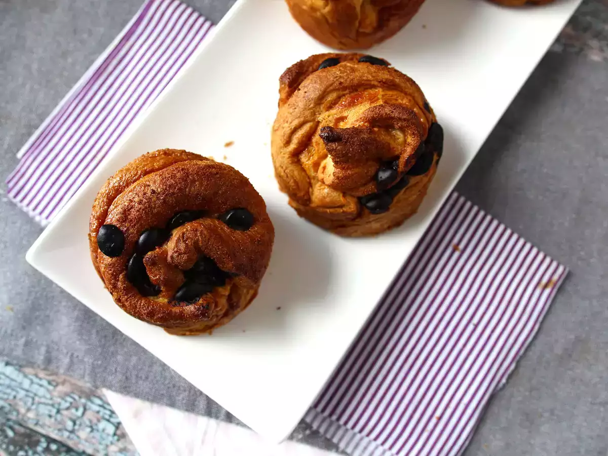 Cruffins, en kombination av en croissant och en muffins, med vaniljsås och choklad - foto 7