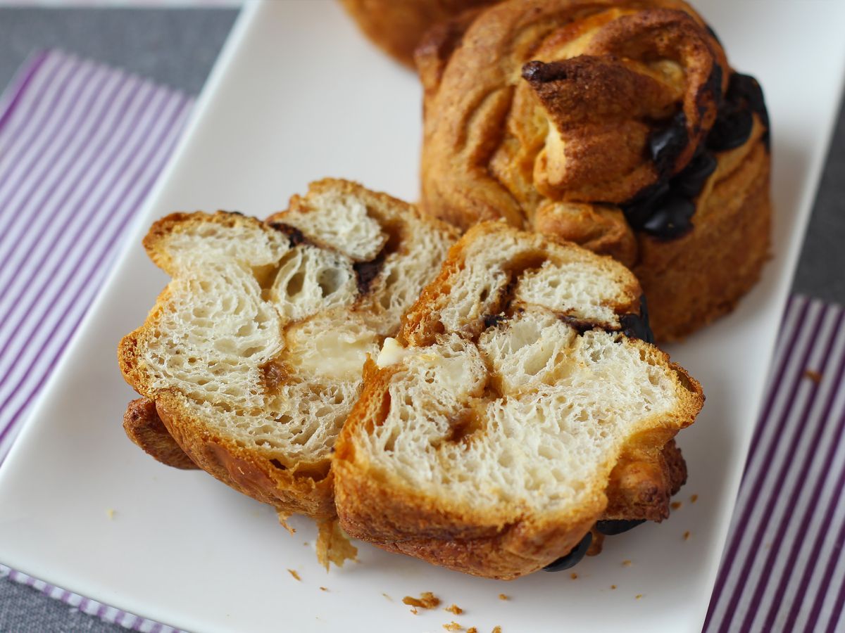 Cruffins, en kombination av en croissant och en muffins, med vaniljsås och choklad - foto 8
