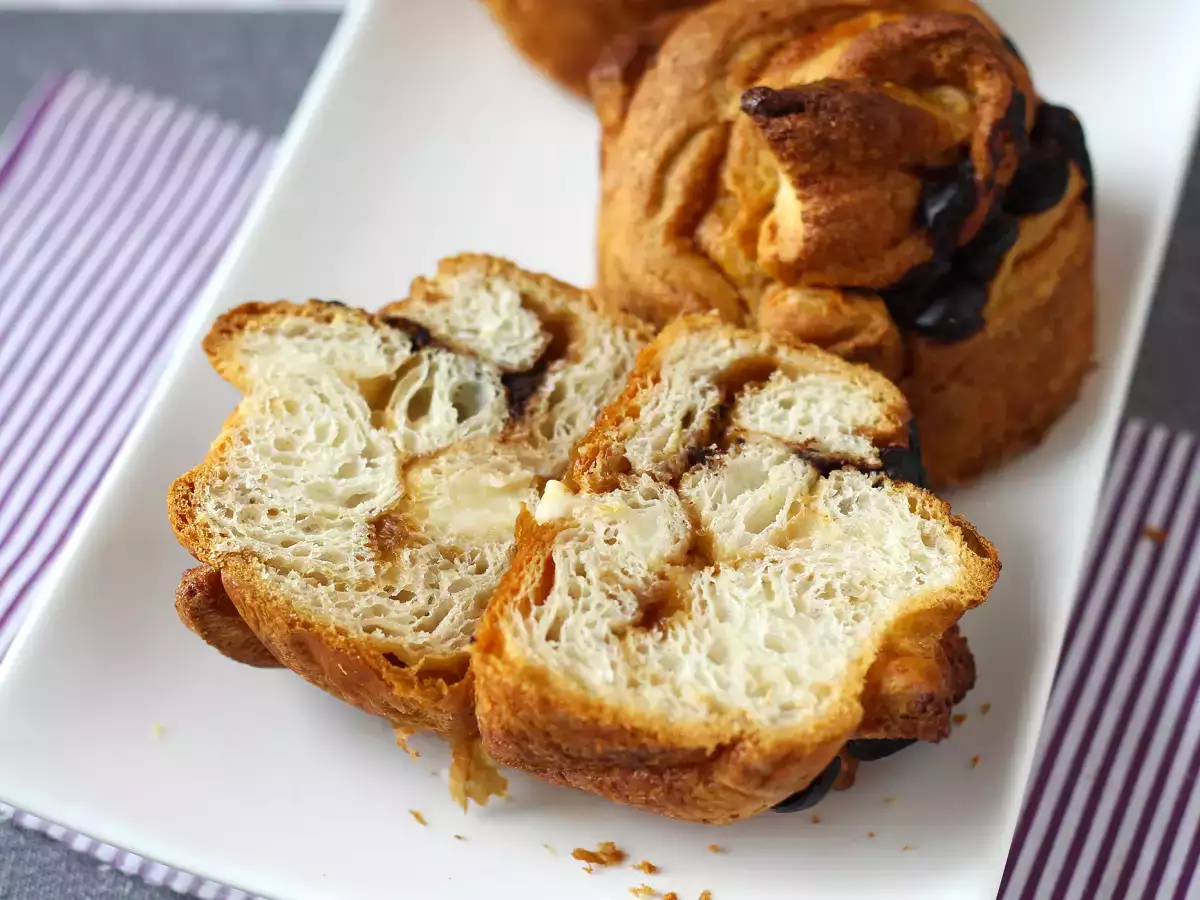 Cruffins, en kombination av en croissant och en muffins, med vaniljsås och choklad - foto 8