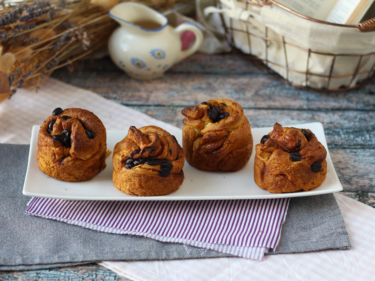 Cruffins, en kombination av en croissant och en muffins, med vaniljsås och choklad - foto 9