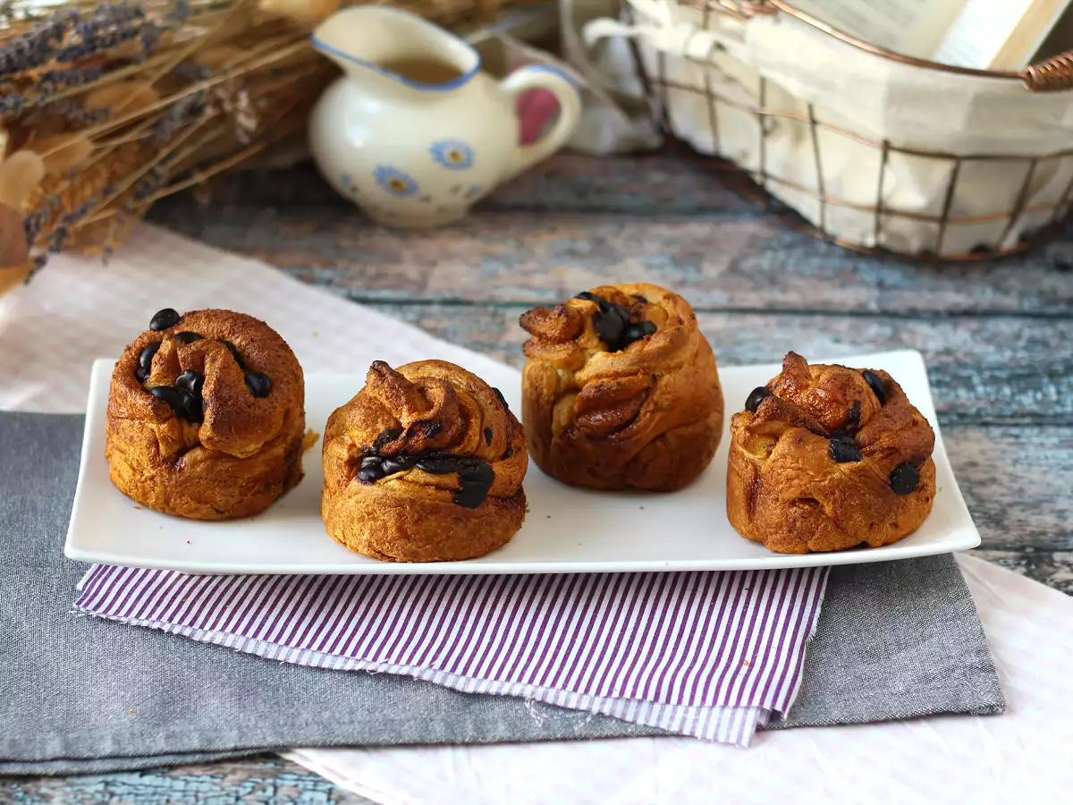 Cruffins, en kombination av en croissant och en muffins, med vaniljsås och choklad - foto 9