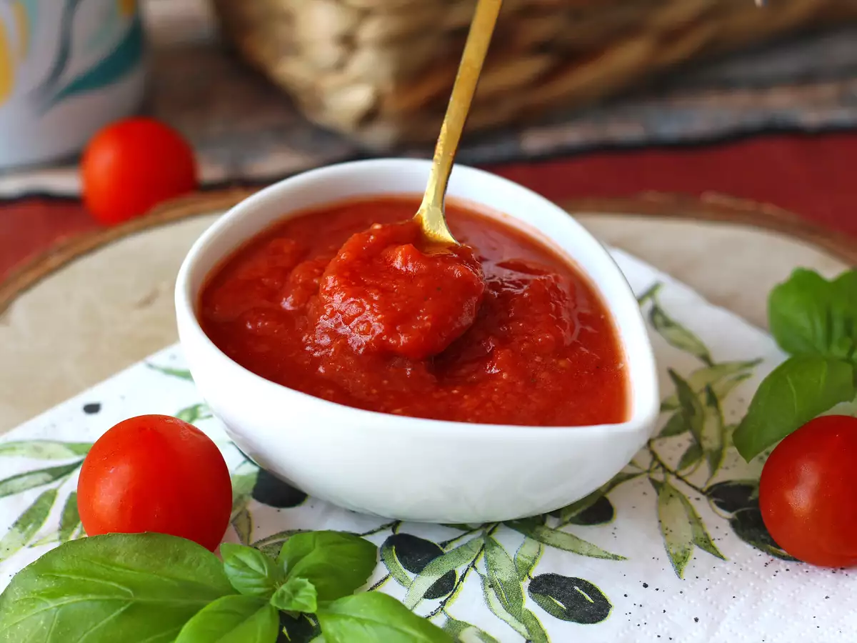 En smakrik rå tomatsås som passar utmärkt som topping på pizza eller pinsa. - foto 3