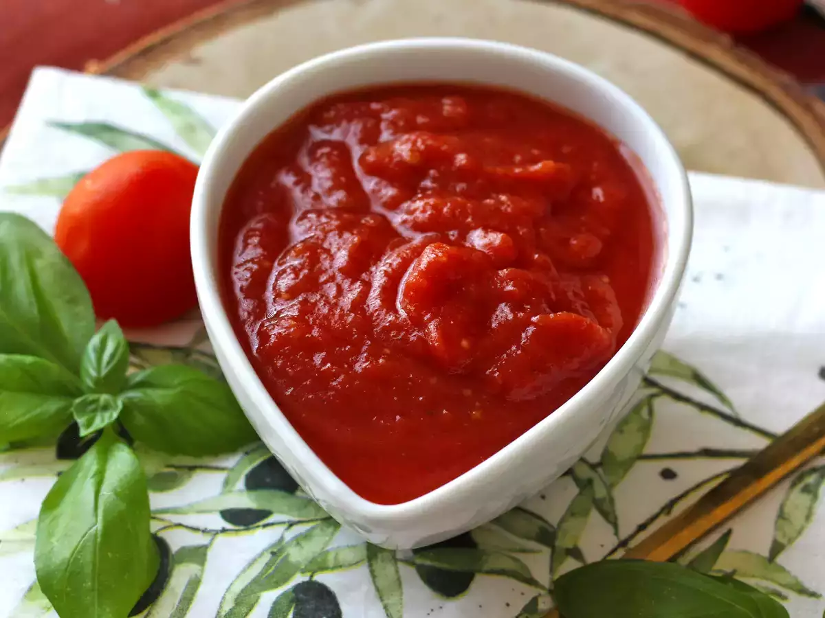En smakrik rå tomatsås som passar utmärkt som topping på pizza eller pinsa. - foto 4