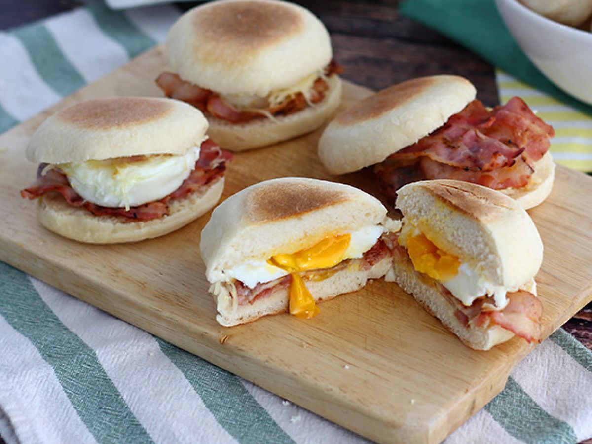 Engelska muffins med ägg och bacon