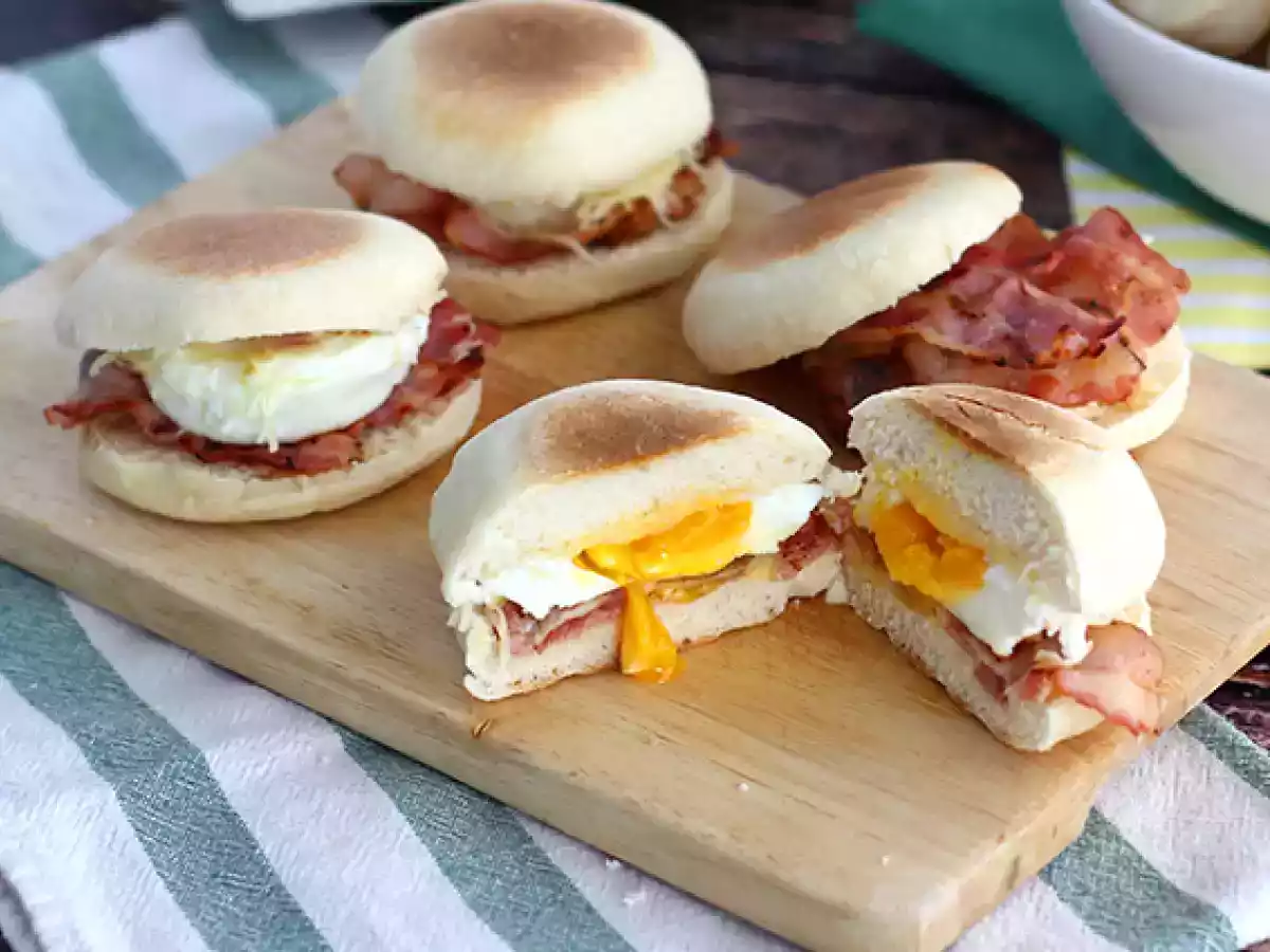 Engelska muffins med ägg och bacon