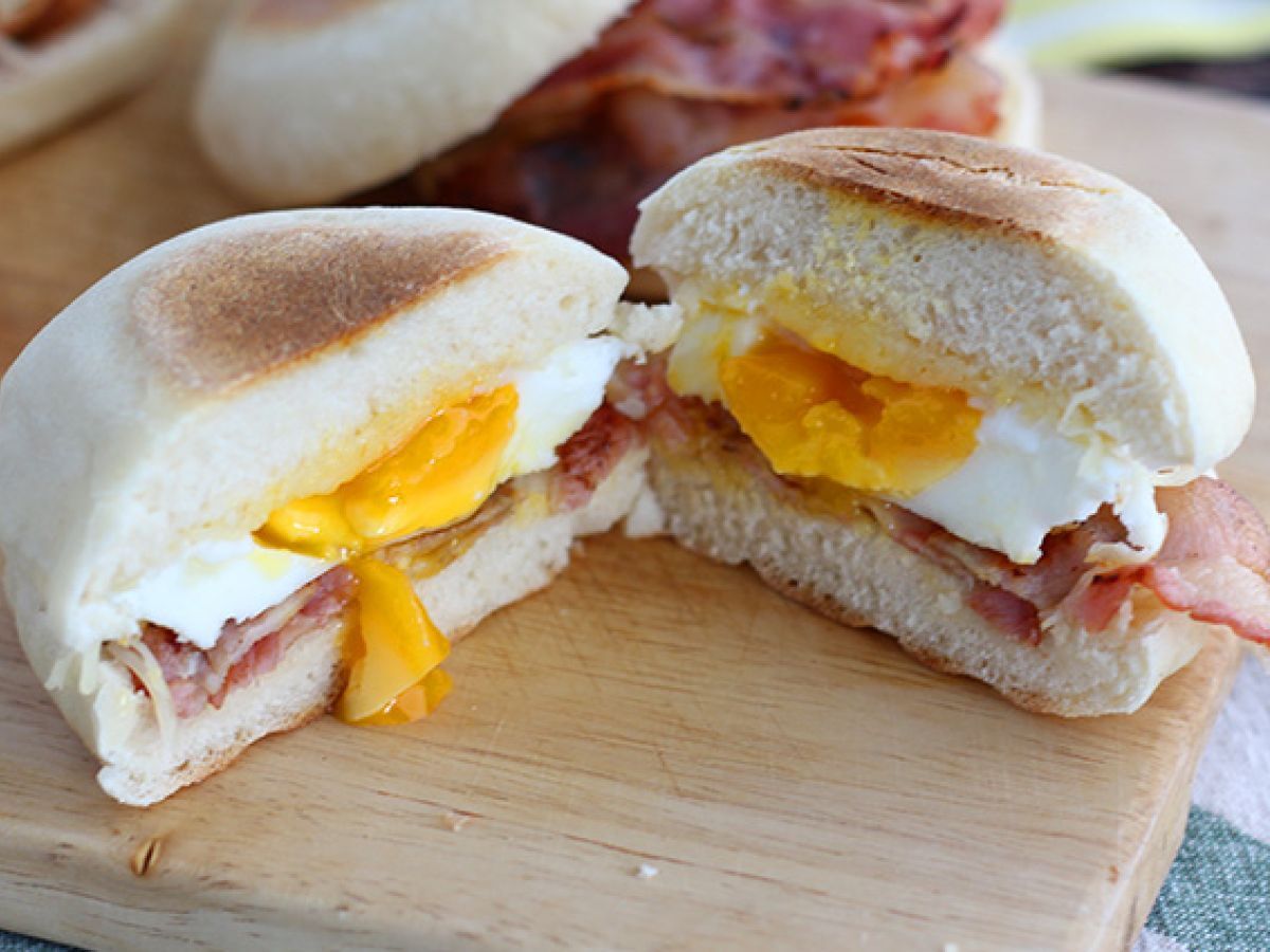 Engelska muffins med ägg och bacon - foto 4