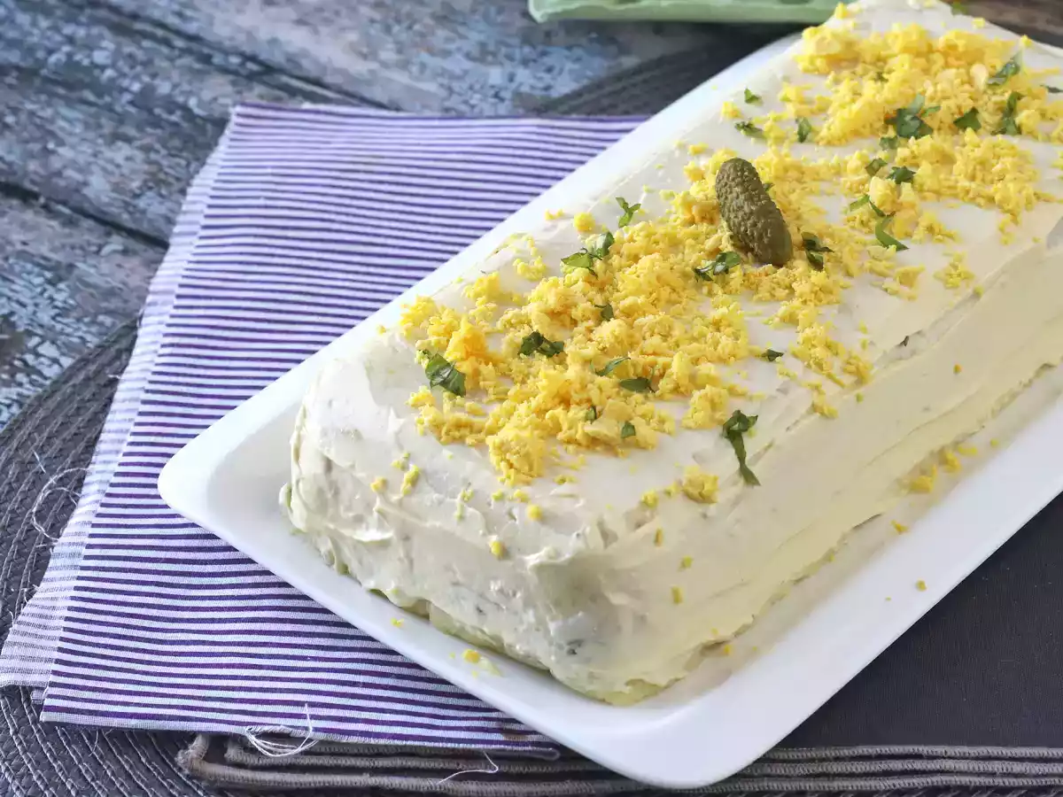 Enkel kall potatiskaka utan bakning med tonfisk och majonnäs
