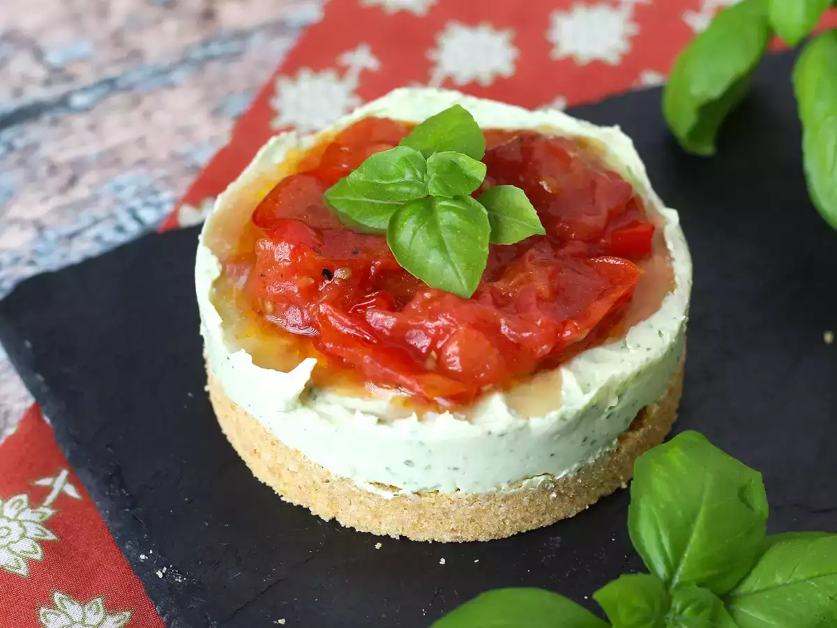 Enportionerad smakrik ostkaka med basilika och körsbärstomater: en god idé för bufféer och aperitifer