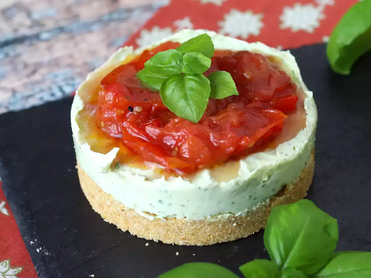 Enportionerad smakrik ostkaka med basilika och körsbärstomater: en god idé för bufféer och aperitifer - foto 2