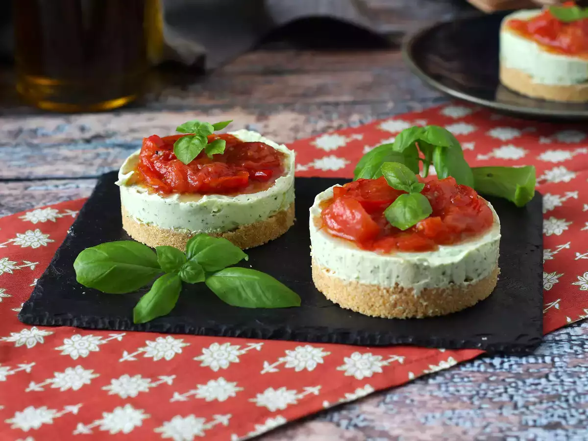 Enportionerad smakrik ostkaka med basilika och körsbärstomater: en god idé för bufféer och aperitifer - foto 3