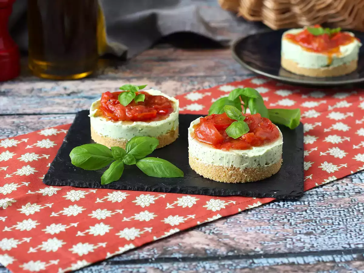 Enportionerad smakrik ostkaka med basilika och körsbärstomater: en god idé för bufféer och aperitifer - foto 4